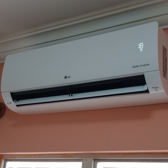 Split LG Dual Inverter instalado em parede salmão acima da janela
