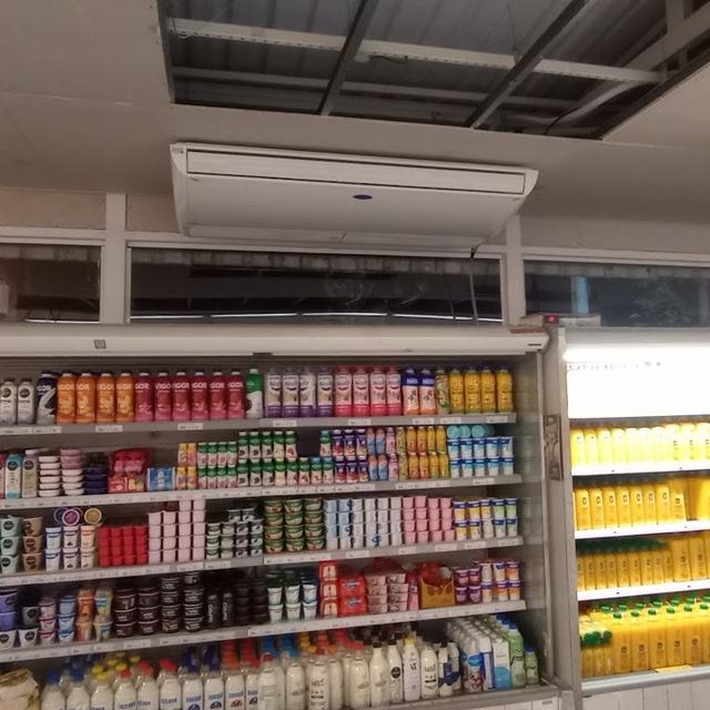 Ar-condicionado piso-teto instalado no teto de um mercado