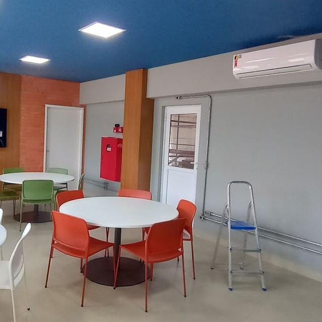 Área de convivência comercial com dois splits instalados nas paredes