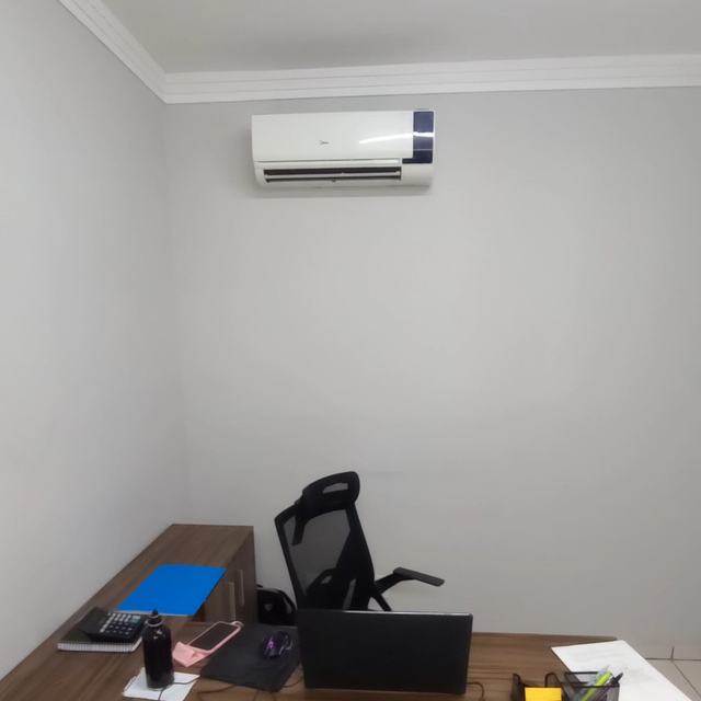 Split instalado em escritório, acima da mesa de trabalho